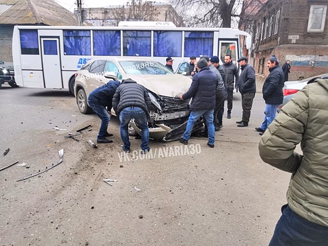 В Астрахани маршрутка №33 столкнулась с Лексусом. Пострадали пассажиры