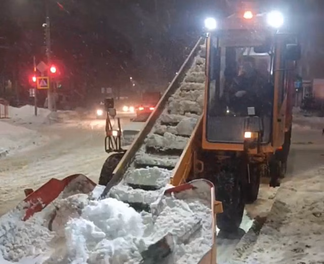 Всю ночь дороги Нижнего Новгорода убирали от снега