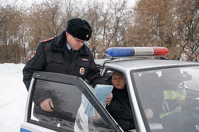 На Родниках водитель Hyunday сбил девушку на тротуаре, бросил автомобиль и сбежал