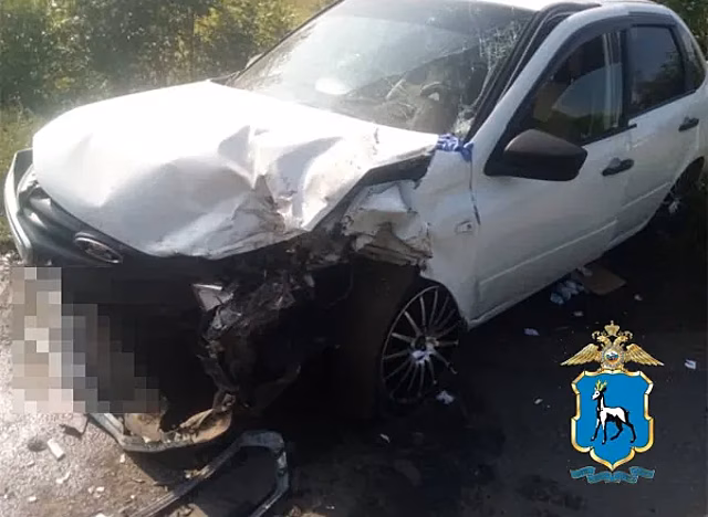 В Самарской области мужчина на иномарке выехал на встречку и влетел в "Гранту"