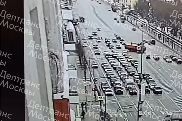 Восемь человек пострадали при столкновении автобуса и грузовика в центре Москвы
