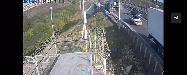 В Красноярске мужчина чудом увернулся от летевшей на него фуры - видео