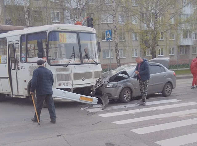 Легковушка и маршрутка столкнулись на "зебре" в Кемерове: образовалась пробка