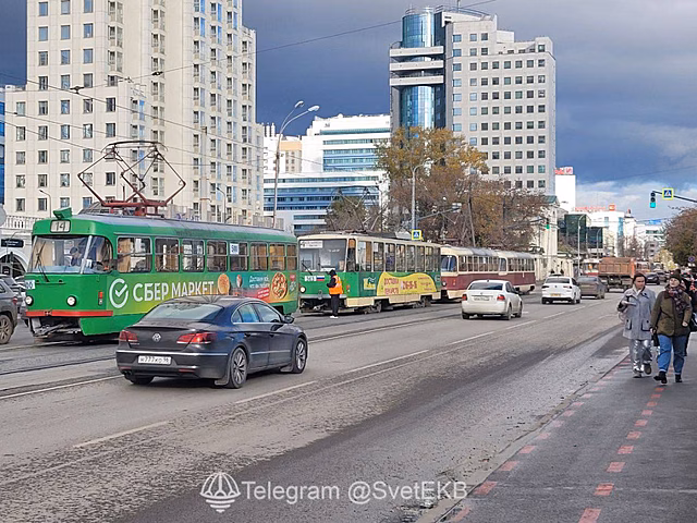 В центре Екатеринбурга остановили движение трамваев из-за ДТП