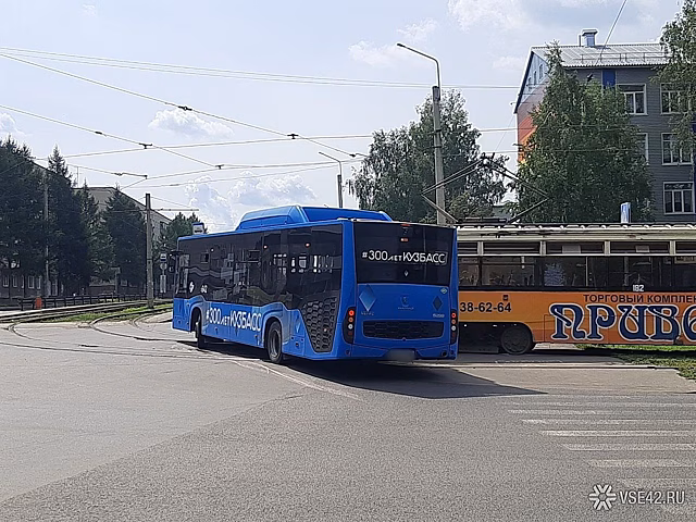 Трамвай столкнулся с автобусом в Кемерове