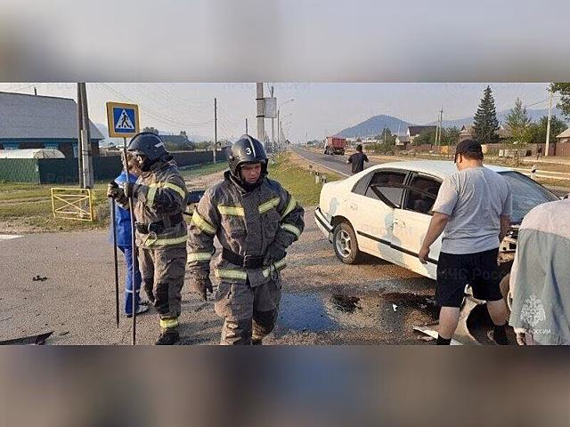 Спасатели достали из машины пострадавшую в ДТП жительницу Забайкалья