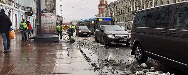 «Чуть не оставил подвеску»: жители Петербурга возмущены ужасным состоянием автомобильных дорог в городе
