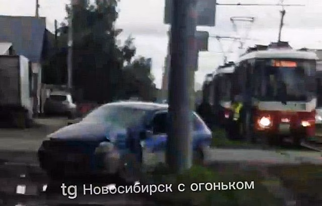 В Новосибирске легковой автомобиль столкнулся с трамваем, образовав пробку