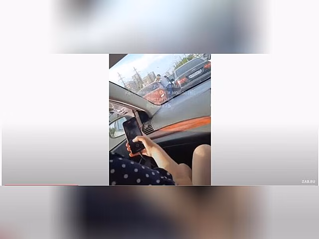 В Чите водитель напал на инструктора по вождению из соседней машины