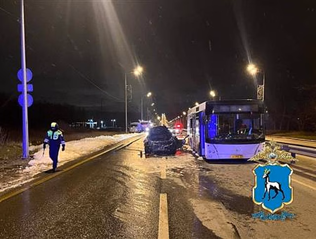 В Самаре иномарка врезалась в автобус и загорелась