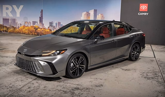 Обновлённый Toyota Camry лишился V6 и будет доступен только с гибридной силовой установкой