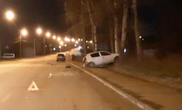 Renault Sandero с ребенком-пассажиром врезался в дерево в Новосибирске