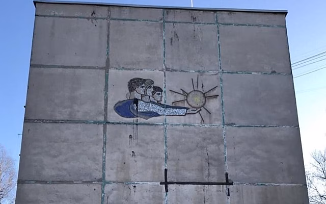 На улице Тимакова в Рязани закрасили мозаику на фасаде доме во время капремонта