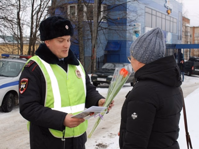 Женщины Прикамья получают подарки от полиции