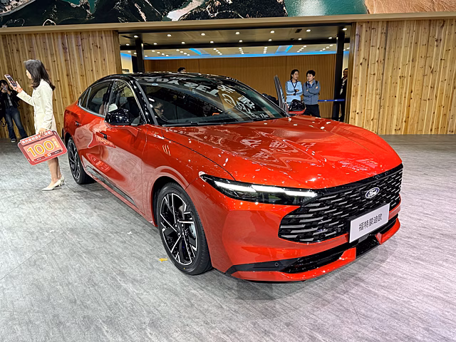 В рамках автосалона в Гуанчжоу Ford представил рестайлинговый седан Mondeo