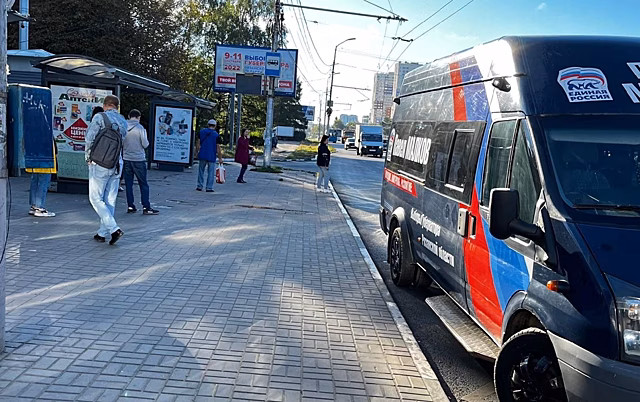 Рязанцы пожаловались на припаркованный возле остановки агитационный автобус Малкова