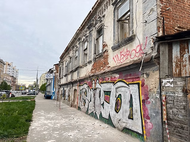 В центре Саратова у старинного дома кладка обрушилась на тротуар