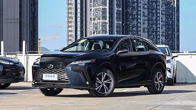 В России назвали цены на новый кроссовер Lexus