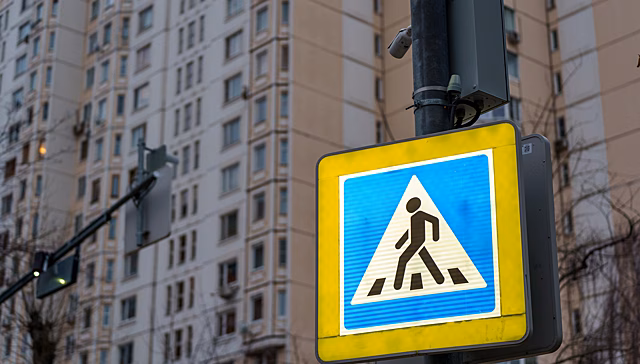 Полиция Петербурга работает на месте ДТП, где на зебре машина сбила беременную женщину и трёх детей