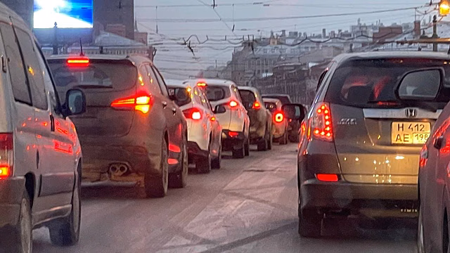 Мощный снегопад спровоцировал образование многокилометровых пробок в Петербурге