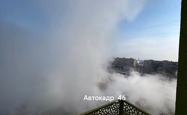 В Курске из-за аварии на теплосети улицу Ольшанского заволокло паром