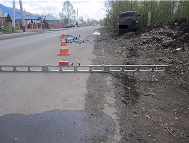 Под Самарой велосипедист не уступил дорогу УАЗу и отправился в больницу
