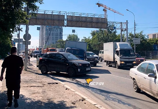 В Новосибирске Большевичка встала в 10-балльную пробку из-за «газели» без тормозов