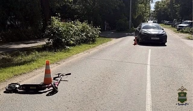 Девочка на самокате попала под машину