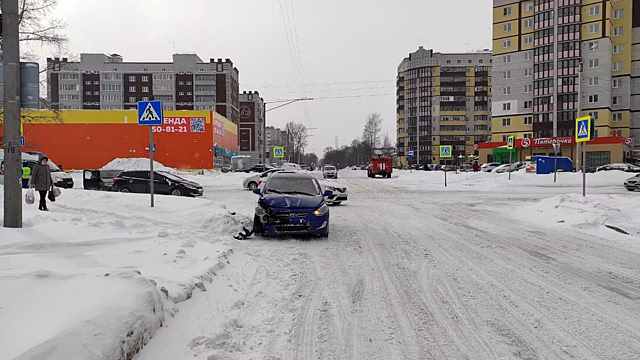 Две иномарки «поцеловались» на перекрестке в Вологде: есть пострадавшие