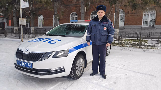 В Новосибирске сотрудник ГИБДД помог доставить в больницу задыхавшегося ребёнка