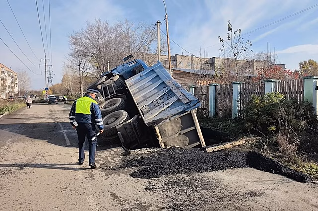 Грузовик ушел под землю в Нижнем Тагиле