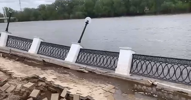 В Оренбурге ограждение набережной Урала падает вместе с уровнем воды в реке
