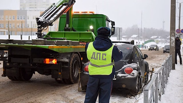          В Кирове эвакуируют автомобили, препятствующие работе спецтехники       