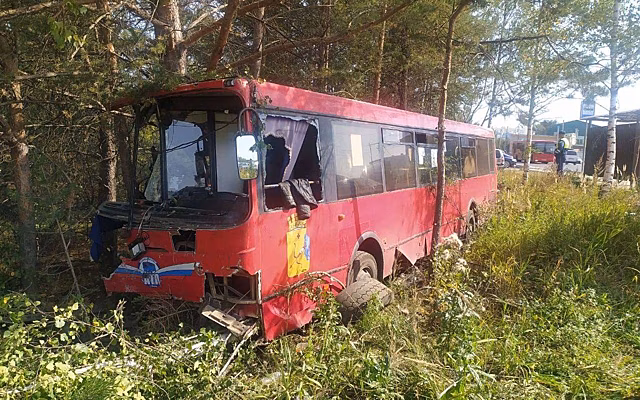 Автобус с пассажирами снес 10 легковушек, есть пострадавшие: детали аварии