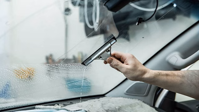 Что нужно делать, чтобы не запотевали стекла в авто