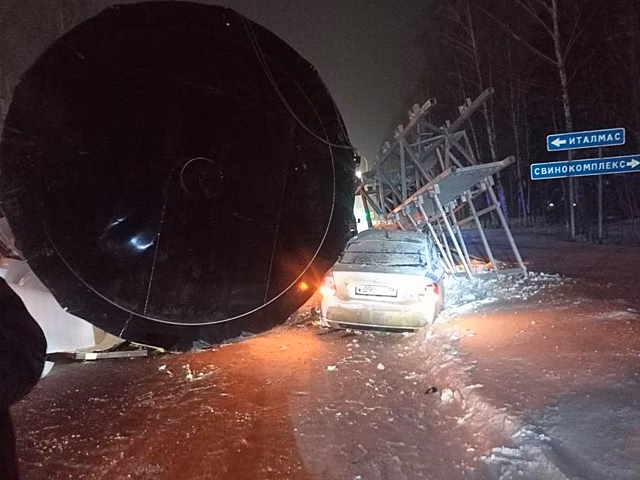 На дороге «Ижевск-Воткинск» цистерна с тягача «Ситрак» упала на легковушку