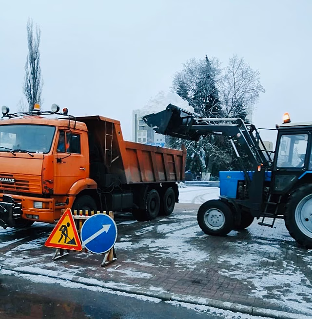 На дорогах Курска 51 машина убирает снег