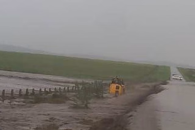 В Северной Осетии во время ливня смыло в кювет маршрутку, погибла женщина