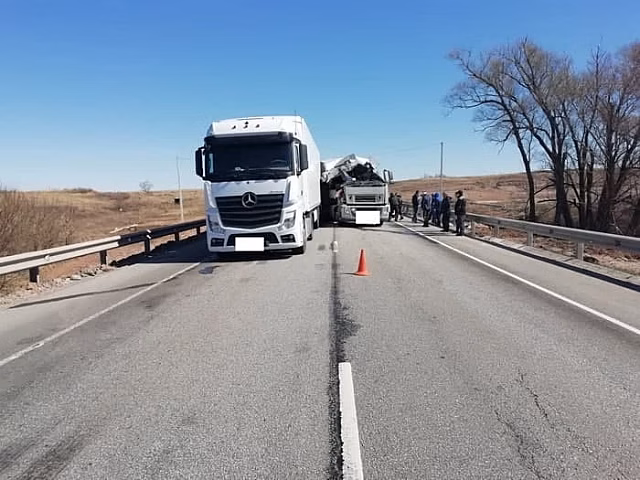 В Оренбуржье столкнулись два большегруза