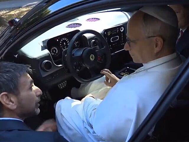 Папа Римский стал одним из первых водителей новой электрической Ferrari