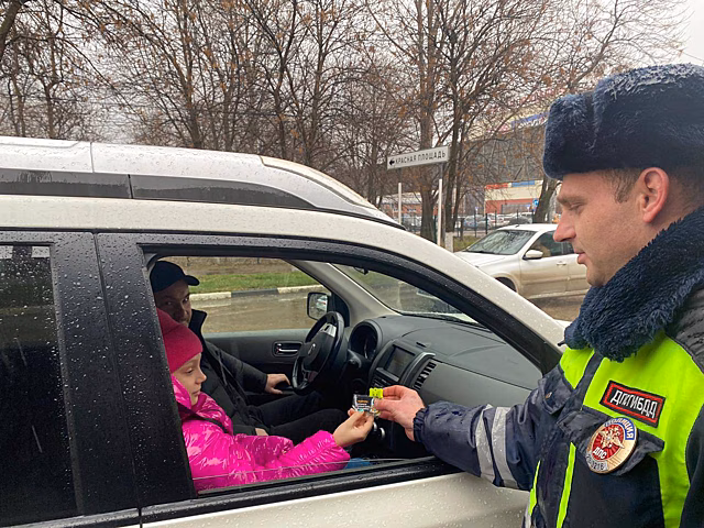 «Если любишь, береги»: в Армавире автоинспекторы раздали водителям памятки и сувениры