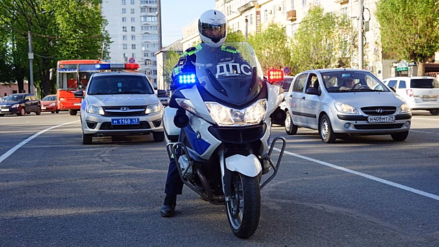 В Кирове за нарушителями ПДД следят мотоэкипажи ДПС