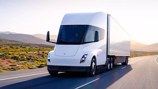 У Tesla снова сгорела машина — грузовик Semi
