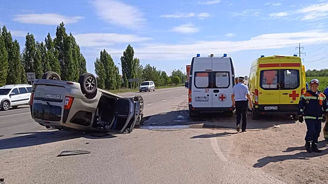 Под Саратовом в перевернутом «Ларгусе» пострадали три женщины и мужчина