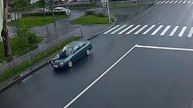 Автоледи не поддалась на провокации молодого мужчины и «прокатила с ветерком» на капоте 8 км в Красном Селе