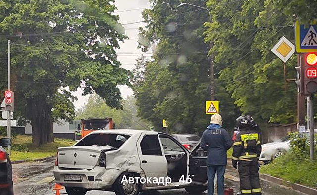 В Курске в ДТП на Большевиков пострадал водитель «Рено Логан»