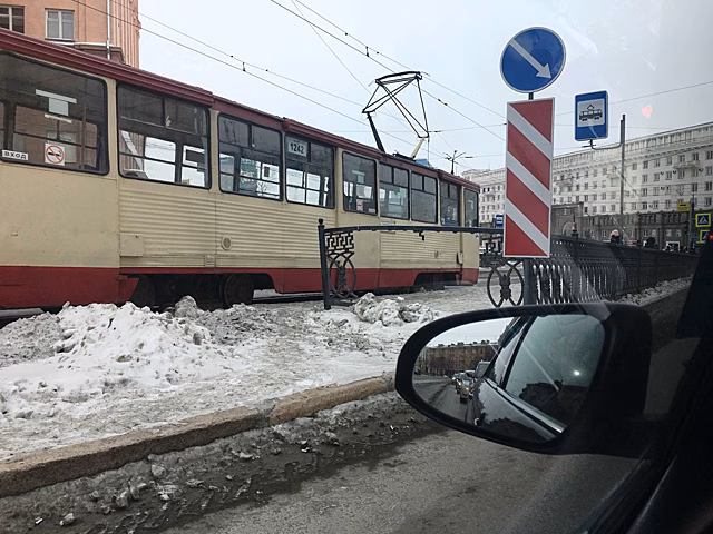 В Челябинске на площади Революции появился дырявый забор. Кто виноват?