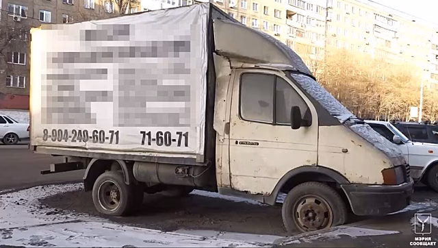 Жителям Заводского района Саратова мешает перекрывшая дорогу «ГАЗель» с рекламой