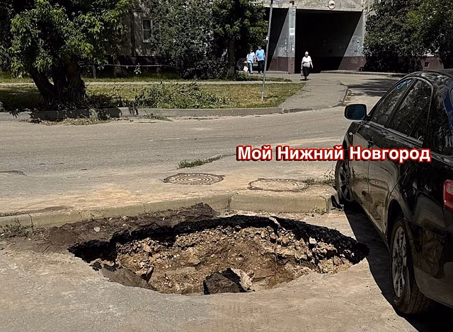 Яму на парковке в Сормовском районе, где провалилась машина, огородили