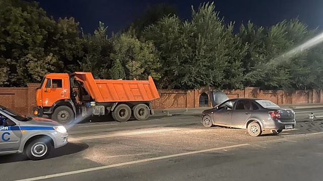 Ночью в Саратове водитель «Гранты» врезался в стоящий КамАЗ. Два человека пострадали